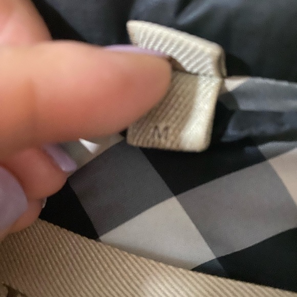Like New condition Burberry puff jacket size Medium - Picture 4 of 6